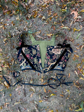 Load image into Gallery viewer, Tudor Vines Stays 42”