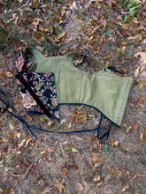 Load image into Gallery viewer, Tudor Vines Stays 34”