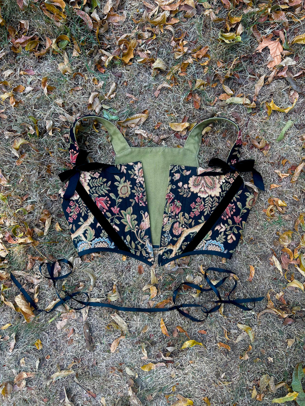 Tudor Vines Stays 42”